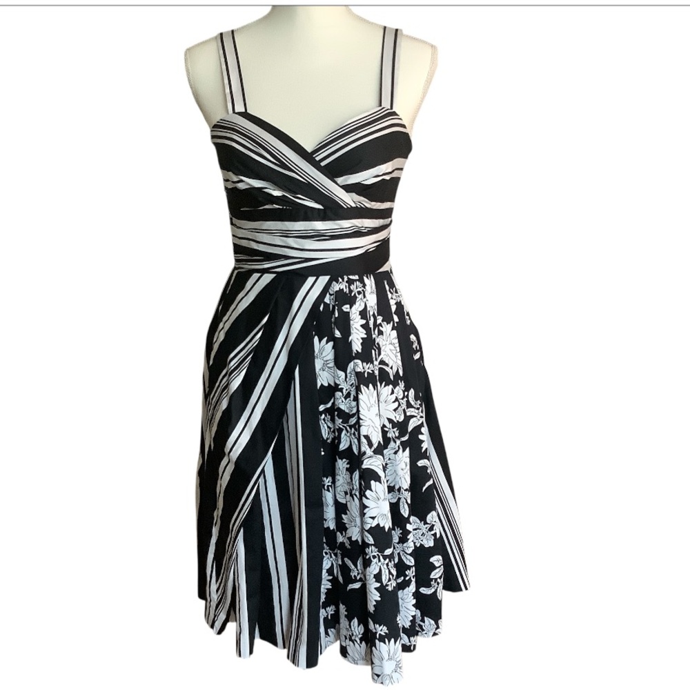 White House Black Market Black/White Floral Pleated Sundress Size 2
